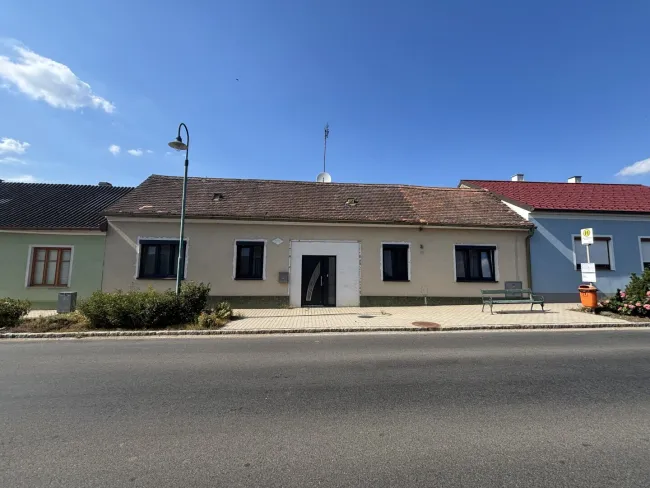 Geräumiges Bauernhaus mit ausgebauter 100m² Halle Nahe Laa/Thaya - für nur 129.000 - Titelbild