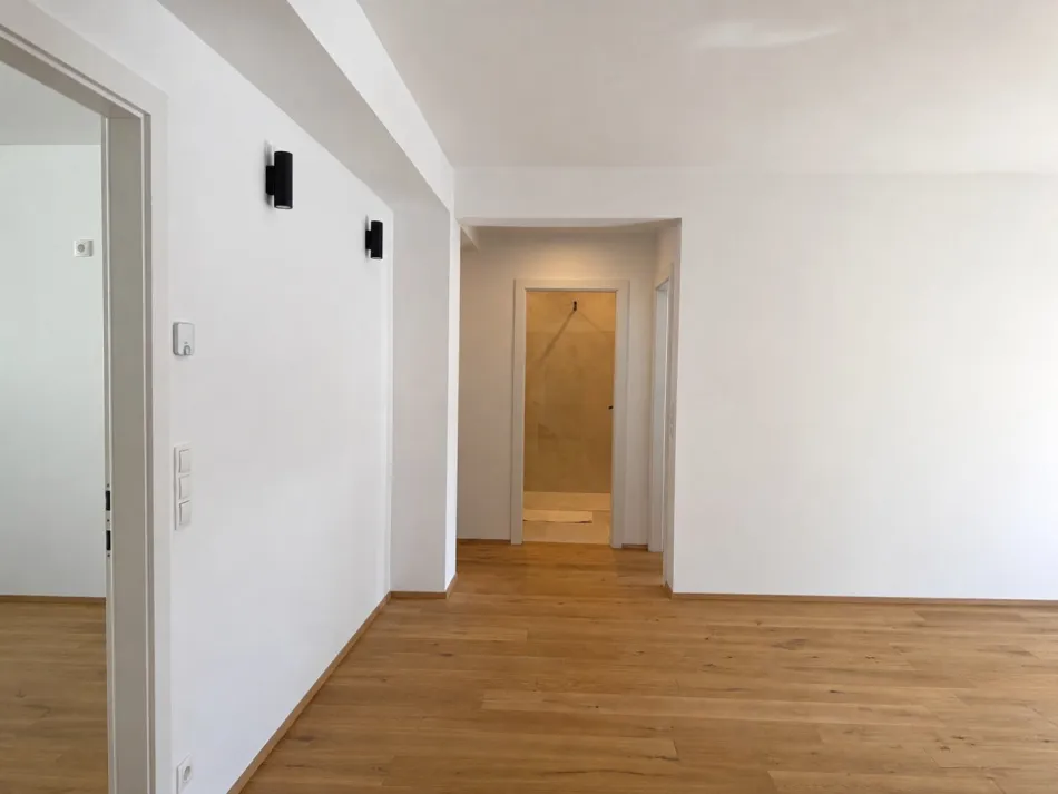 Kernsanierte Wohnung mit großer Wohnküche und vier Schlafzimmern, nächst Neubaugasse - Bild