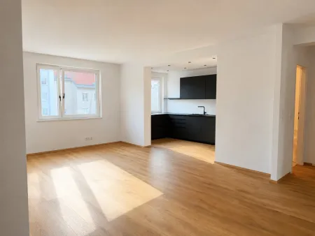 Kernsanierte Wohnung mit großer Wohnküche und vier Schlafzimmern, nächst Neubaugasse
