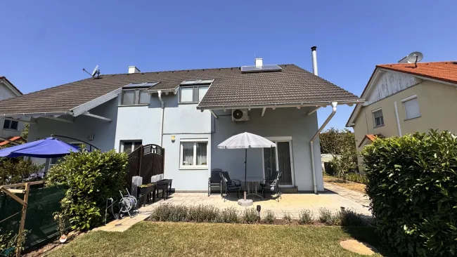 Doppelhaushälfte in Gramatneusiedl – 4 Zimmer, Klimaanlage, Solaranlage, Garten, Terrasse, Stellplatz! - Titelbild