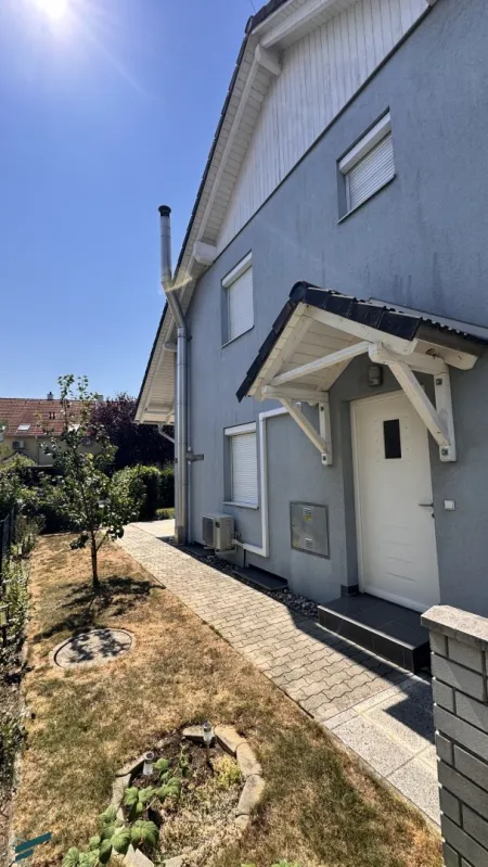 Doppelhaushälfte in Gramatneusiedl – 4 Zimmer, Klimaanlage, Solaranlage, Garten, Terrasse, Stellplatz! - Bild