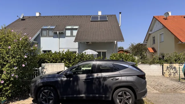 Doppelhaushälfte in Gramatneusiedl – 4 Zimmer, Klimaanlage, Solaranlage, Garten, Terrasse, Stellplatz! - Bild
