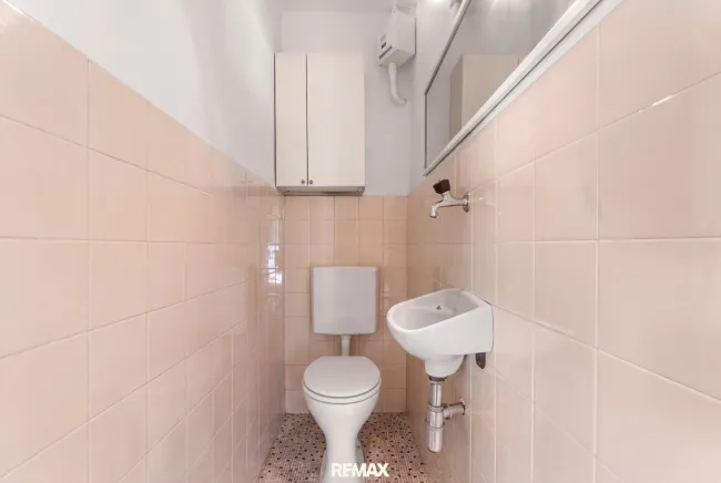 separates WC