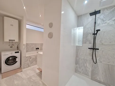 Badezimmer mit Badewanne & Dusche