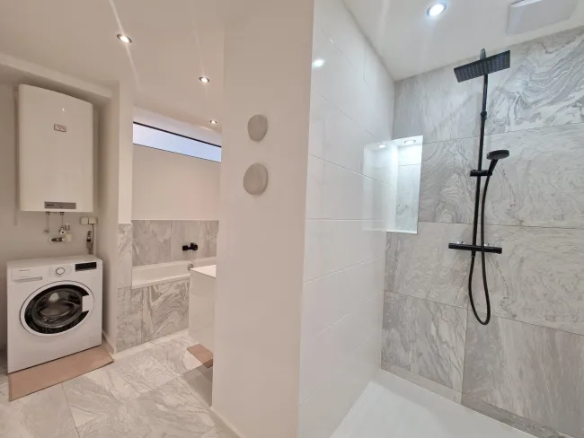 Badezimmer mit Badewanne & Dusche