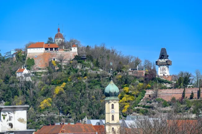 Ausblick zu Schlossberg mit Uhrturm