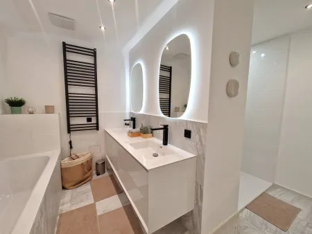 Badezimmer mit Badewanne & Dusche