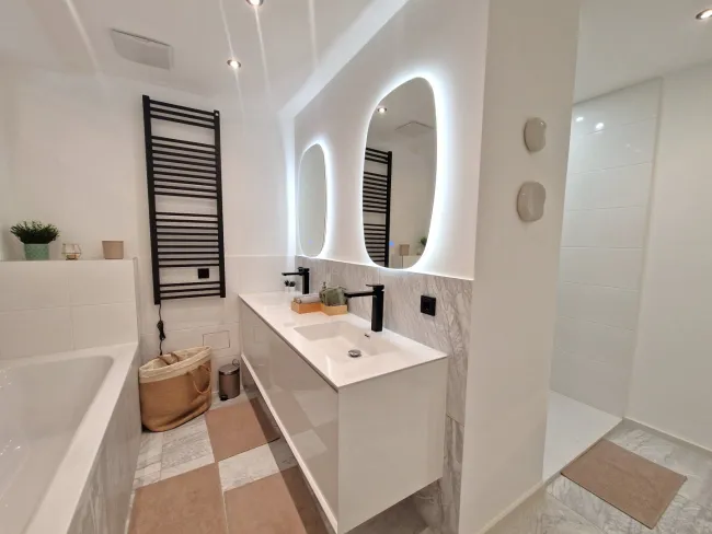 Badezimmer mit Badewanne & Dusche