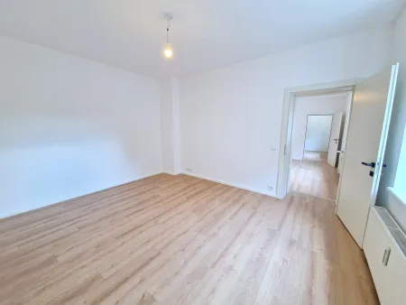 Zimmer 2 (zb. Schlafzimmer) mit ca. 16 m²