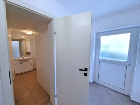 Eingangsbereich mit Zugang zu Bad
