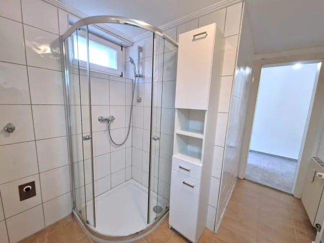 Badezimmer mit Dusche, WM-Anschluss und Fenster