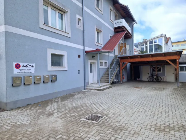 Außenansicht mit Wohnungszugang