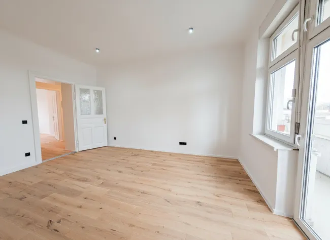 Zimmer 2 mit ca. 20,8 m² und angrenzender Loggia (in Arbeit)