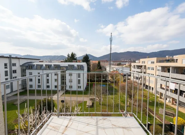 wunderbarer Weitblick über Innenhof hinweg nach Westen!