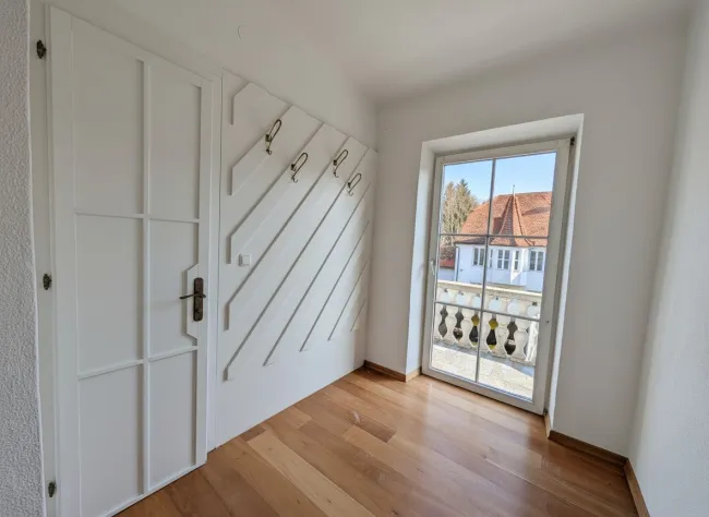 Garderobe und Gäste WC sowie Balkonzugang