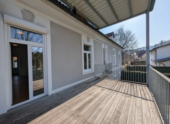überdachter Balkon mit SW-Ausrichtung