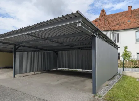 Carport: 1 Kfz-Stellplatz im Mietpreis inkludiert.