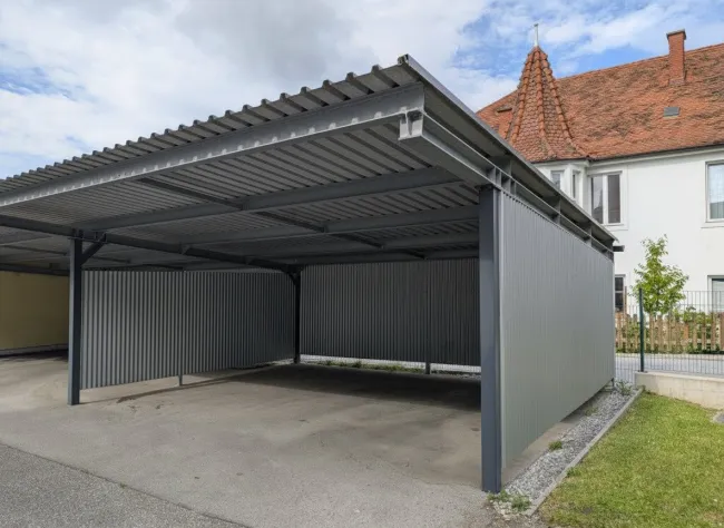Carport: 1 Kfz-Stellplatz im Mietpreis inkludiert.