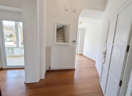 Eingangsbereich mit Blick zur Garderobe (re.)
