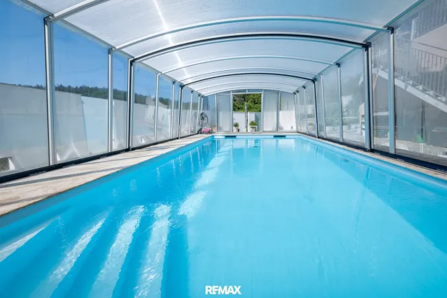 überdachter Pool