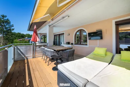 Terrasse mit Zugang vom EG