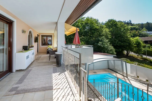 Terrasse mit Blick zum Pool