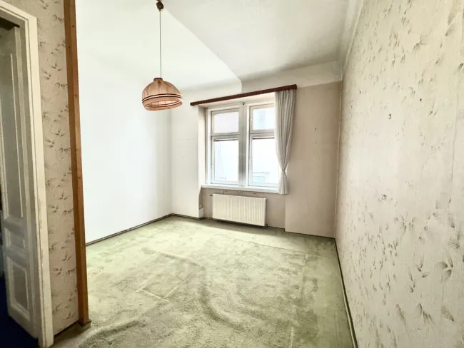 Sanierungsbedürftige 2-Zimmer-Altbauwohnung mit Potenzial – ruhige Innenhoflage, Liftstock, nähe Schloss Belvedere - Titelbild