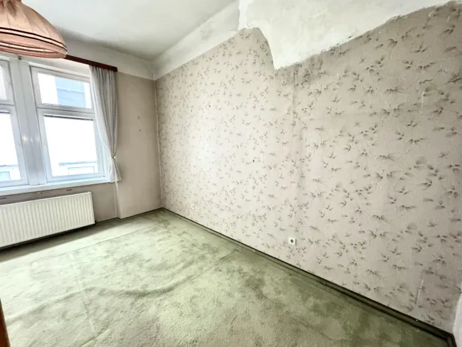 Sanierungsbedürftige 2-Zimmer-Altbauwohnung mit Potenzial – ruhige Innenhoflage, Liftstock, nähe Schloss Belvedere - Bild