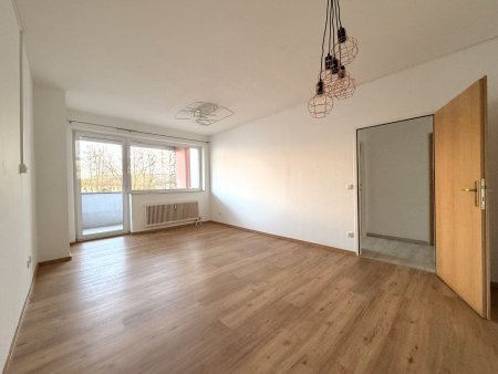 Praktische 2-Zimmer-Wohnung mit Loggia, Parkplatz & guter Anbindung