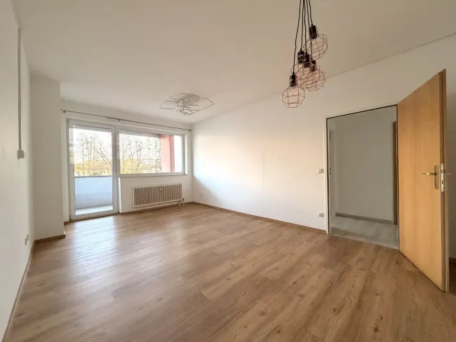 Praktische 2-Zimmer-Wohnung mit Loggia, Parkplatz & guter Anbindung - Bild