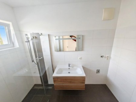 Perfekte 2-Zi-Wohnung mit Balkon & optional 2 Stellplätzen in Unterpremstätten – neuwertig!