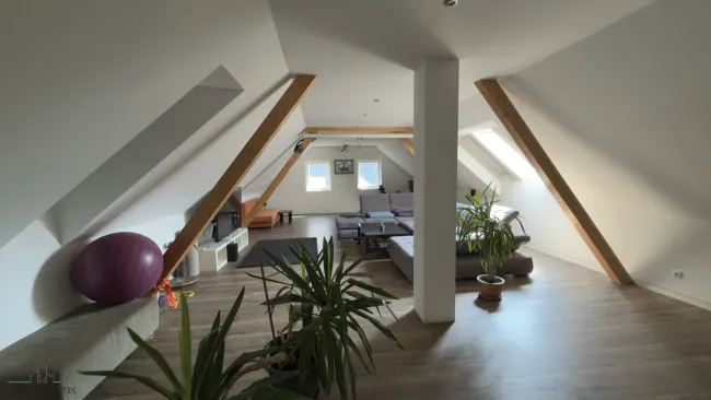 Großzügiges Teilsaniertes Haus mit Potenzial! - Bild