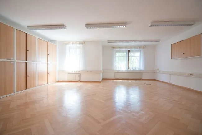 BÜRO/ORDINATION | vielseitige Raumaufteilung mit 153 m² | Einzelräume & großzügiger Mehrzweckraum | ruhige, repräsentative Bestlage - Bild