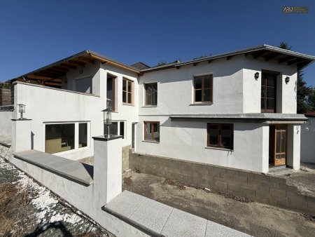 Großzügige Villa mit Einliegerwohnung zum Fertigstellen