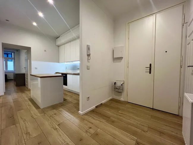 Altbaucharme trifft auf modernen Komfort – kernsanierte 2,5-Zimmer-Wohnung - Bild