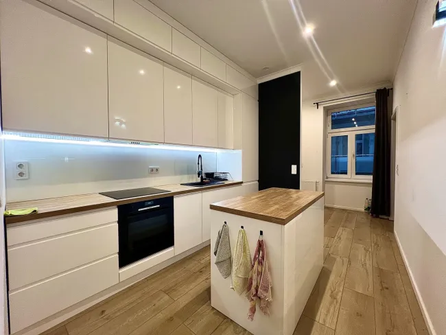 Altbaucharme trifft auf modernen Komfort – kernsanierte 2,5-Zimmer-Wohnung - Bild