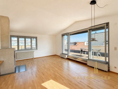 Wohnzimmer knapp 39 m² mit breiter Glasfront und direktem Terrassenzugang