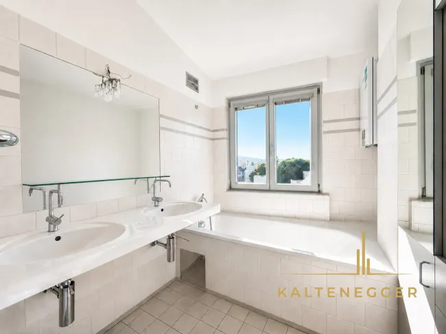 Badezimmer 4,86 m² mit Badewanne, Doppelwaschtisch und Fenster