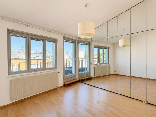Elternschlafzimmer mit verspiegeltem Maßschrank