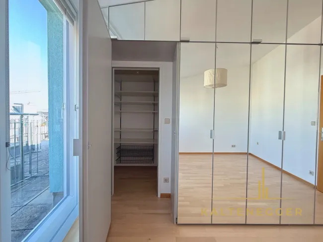 In den Maßschrank integrierter zusätzlicher Schrankraum