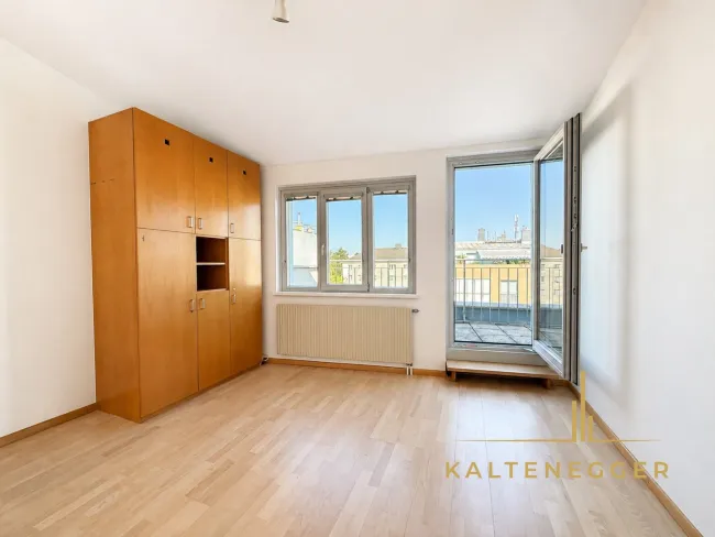 Helles Schlafzimmer mit Einbauschrank und Terrassenzugang