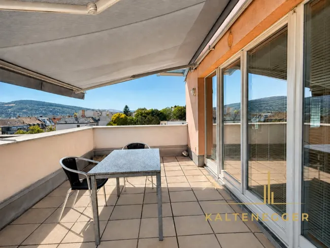 Großer Terrassenbereich mit Markise und Weitblick