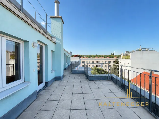 Längsseite der Terrasse mit zusätzlichem breitem Aufenthaltsbereich