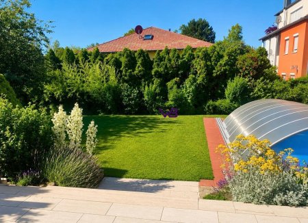 Großzügiges Einfamilienhaus mit 678 m2 Grundstück, Garten & überdachtem Swimmingpool