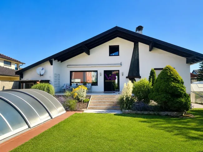 Großzügiges Einfamilienhaus mit 678 m2 Grundstück, Garten & überdachtem Swimmingpool - Titelbild