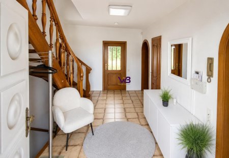 Großzügiges Einfamilienhaus mit 678 m2 Grundstück, Garten & überdachtem Swimmingpool