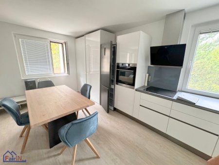 Moderne 2-Zimmer Wohnung mit Kamin und Fußbodenheizung in begehrter Lage des 13. Bezirkes