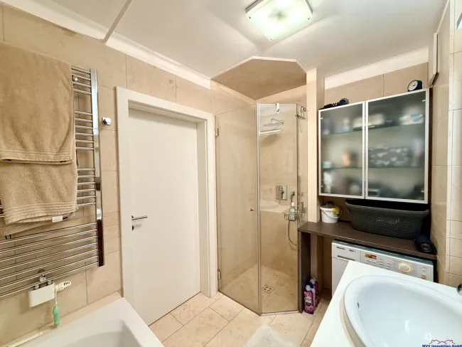 Bad (Badewanne, Glasdusche und Waschtisch)