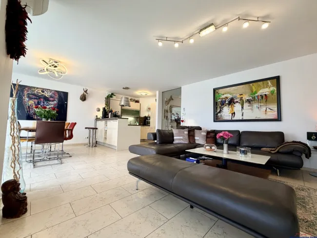 Küche und Essbereich sowie Wohnzimmer