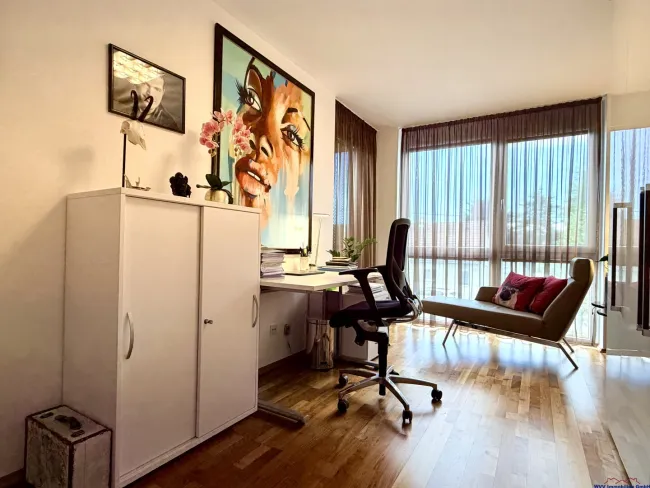 Arbeits- oder Kinderzimmer